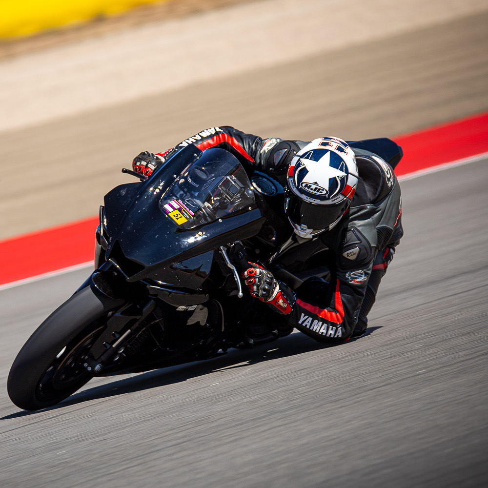Piloto trazando una curva en MotorLand Aragón